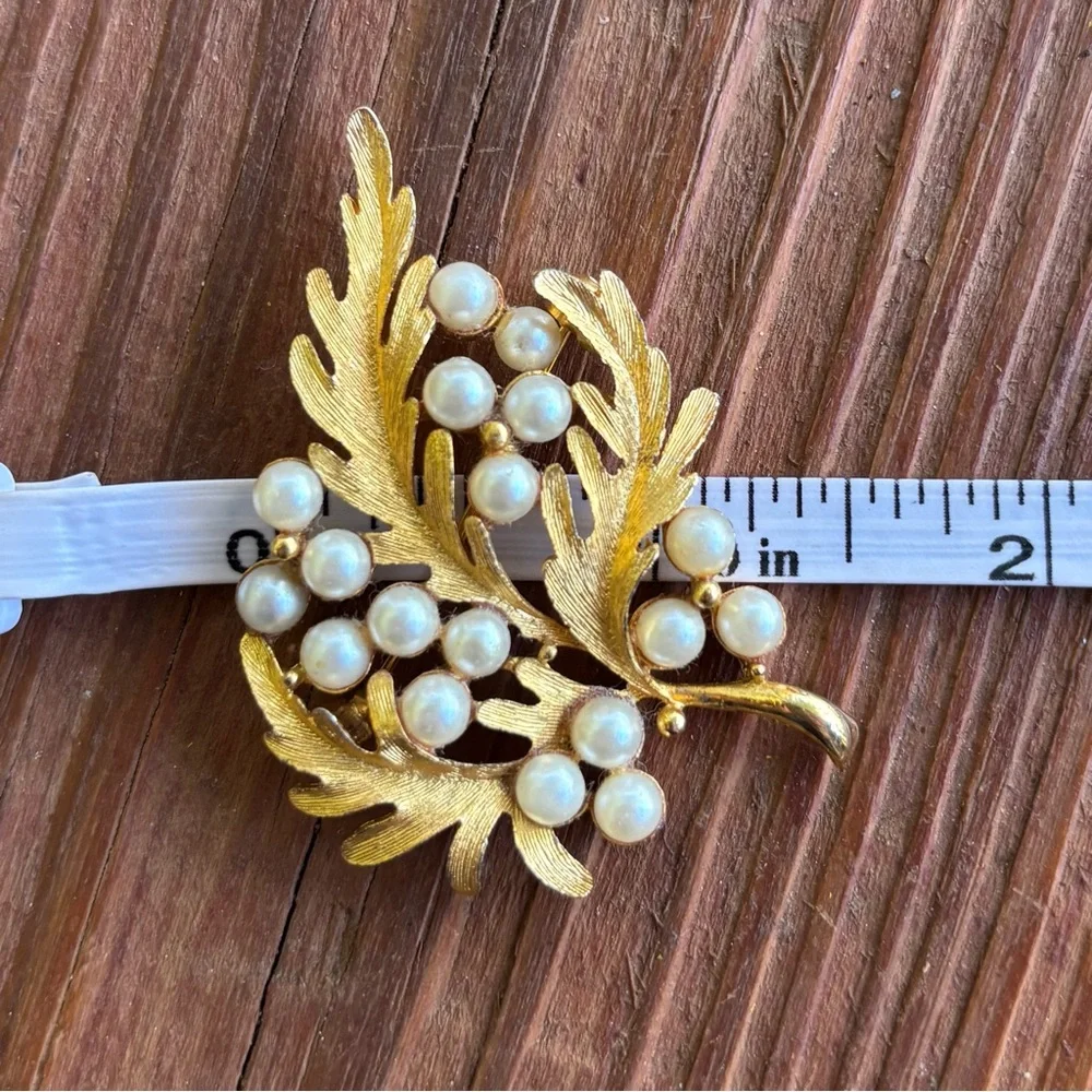 ✨ Vintage Alan J. Signed Gold Tone Leaves & Faux Pearl Berry Brooch Pin